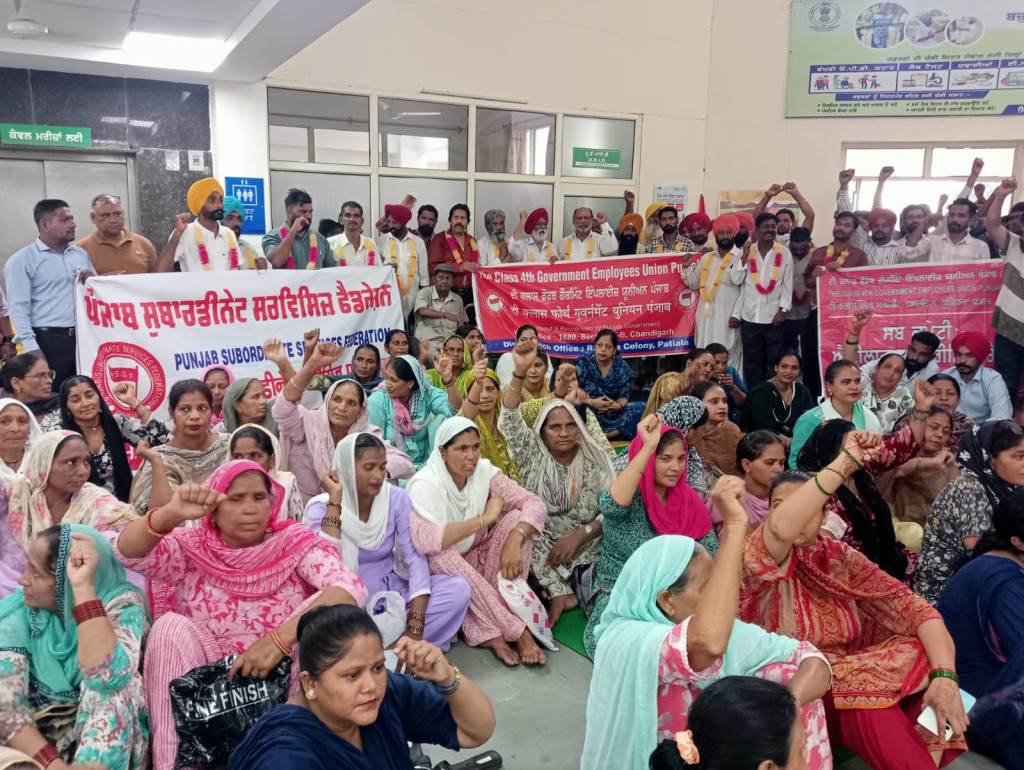 चौथे दर्जे के कर्मचारियों के प्रतिनिधियों द्वारा जिला मुख्यालयों पर रोष भूख हड़तालें शुरू की गईं 